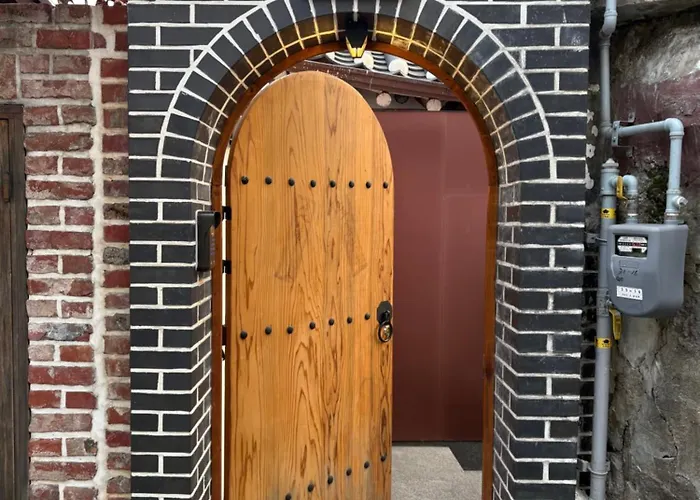 B&B Korea Premium Hanok With Private Jacuzzi In Bukchon Village Near Gyeongbokgung, Gwanghwamun, Jongno, 서울특별시