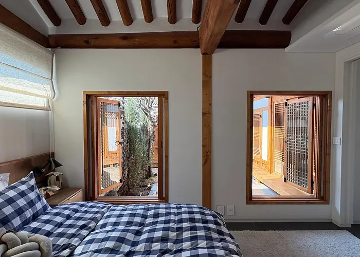 B&B Korea Premium Hanok With Private Jacuzzi In Bukchon Village Near Gyeongbokgung, Gwanghwamun, Jongno, 서울특별시