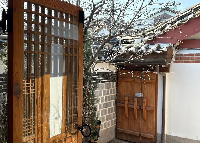 Korea Premium Hanok With Private Jacuzzi In Bukchon Village Near Gyeongbokgung, Gwanghwamun, Jongno, B&B *