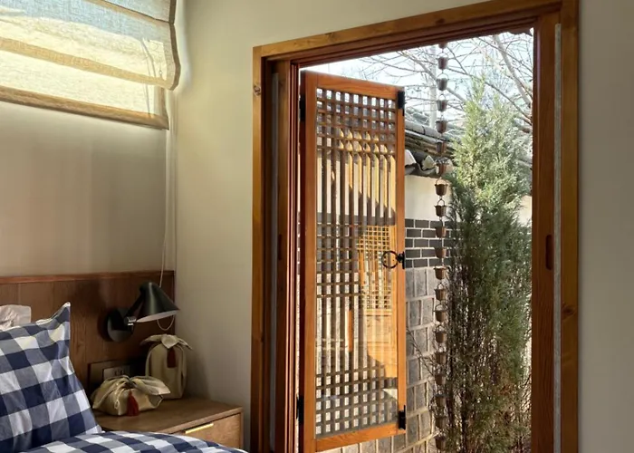 Korea Premium Hanok With Private Jacuzzi In Bukchon Village Near Gyeongbokgung, Gwanghwamun, Jongno, B&B 서울특별시
