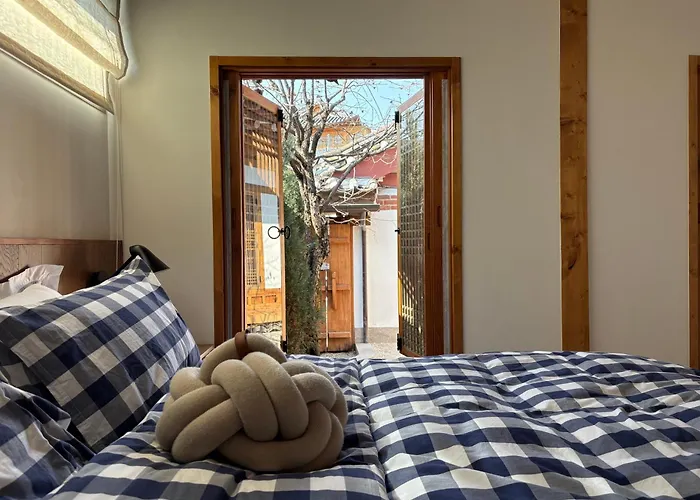 Korea Premium Hanok With Private Jacuzzi In Bukchon Village Near Gyeongbokgung, Gwanghwamun, Jongno, B&B *