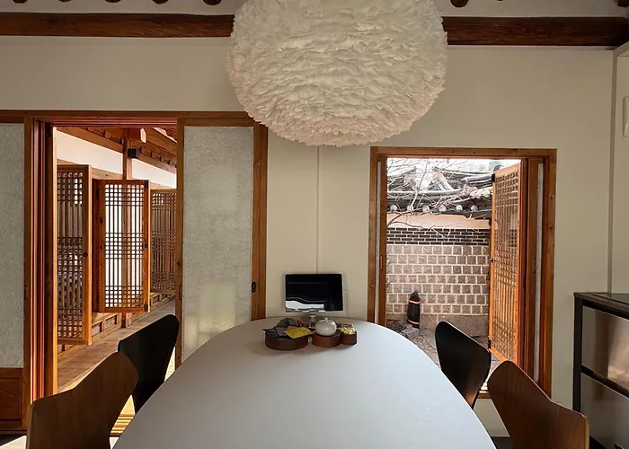 Korea Premium Hanok With Private Jacuzzi In Bukchon Village Near Gyeongbokgung, Gwanghwamun, Jongno, B&B