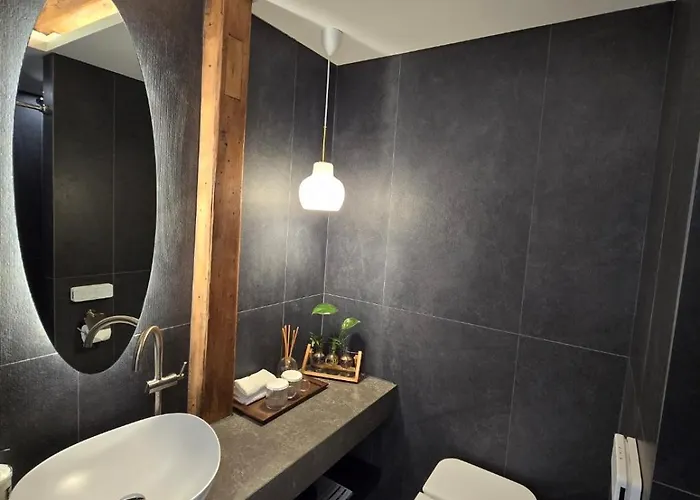 Korea Premium Hanok With Private Jacuzzi In Bukchon Village Near Gyeongbokgung, Gwanghwamun, Jongno,