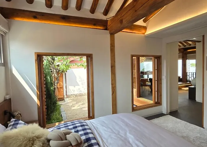 B&B Korea Premium Hanok With Private Jacuzzi In Bukchon Village Near Gyeongbokgung, Gwanghwamun, Jongno, 서울특별시
