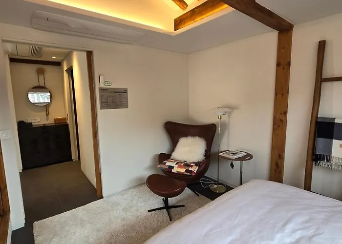 Korea Premium Hanok With Private Jacuzzi In Bukchon Village Near Gyeongbokgung, Gwanghwamun, Jongno, B&B 서울특별시