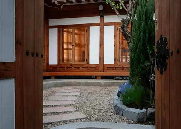 Korea Premium Hanok With Private Jacuzzi In Bukchon Village Near Gyeongbokgung, Gwanghwamun, Jongno, Bed and breakfast