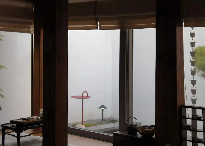 Korea Premium Hanok With Private Jacuzzi In Bukchon Village Near Gyeongbokgung, Gwanghwamun, Jongno, Bed and breakfast