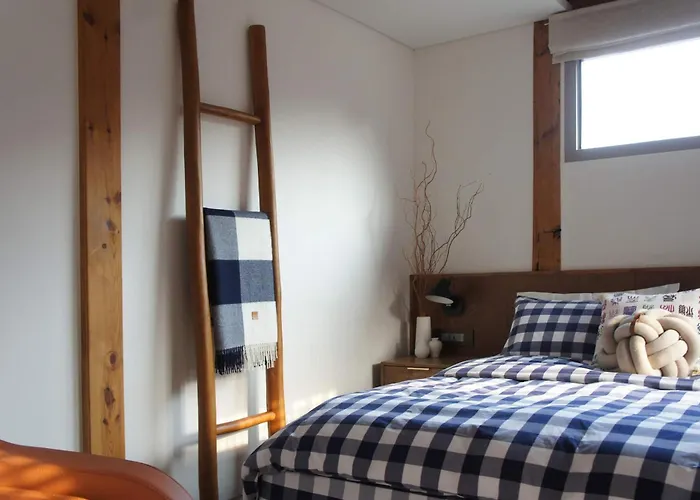 Korea Premium Hanok With Private Jacuzzi In Bukchon Village Near Gyeongbokgung, Gwanghwamun, Jongno, Bed and breakfast *
