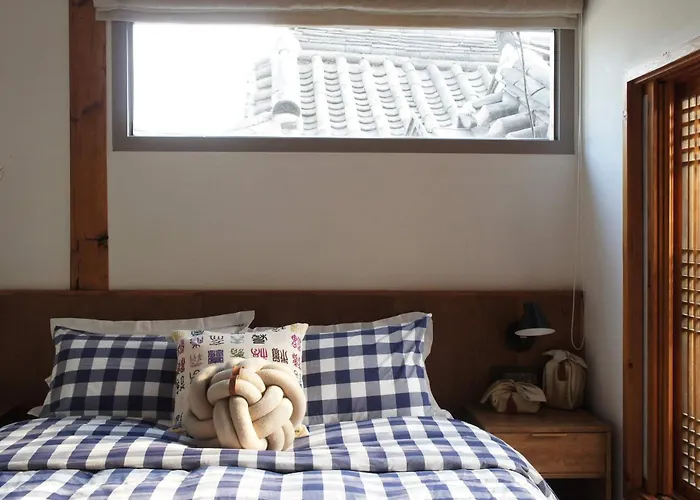 Korea Premium Hanok With Private Jacuzzi In Bukchon Village Near Gyeongbokgung, Gwanghwamun, Jongno, Bed and breakfast *