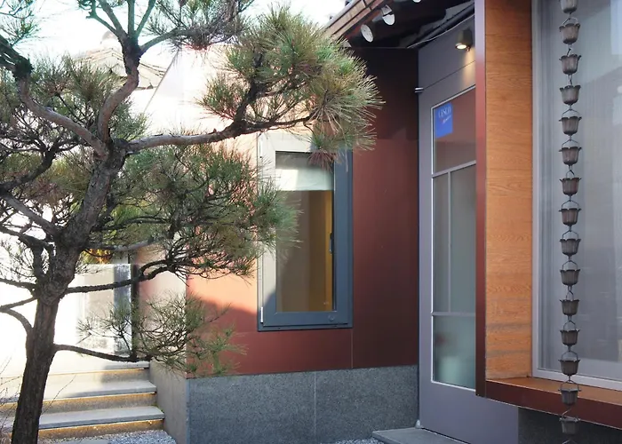 Korea Premium Hanok With Private Jacuzzi In Bukchon Village Near Gyeongbokgung, Gwanghwamun, Jongno, Bed and breakfast *